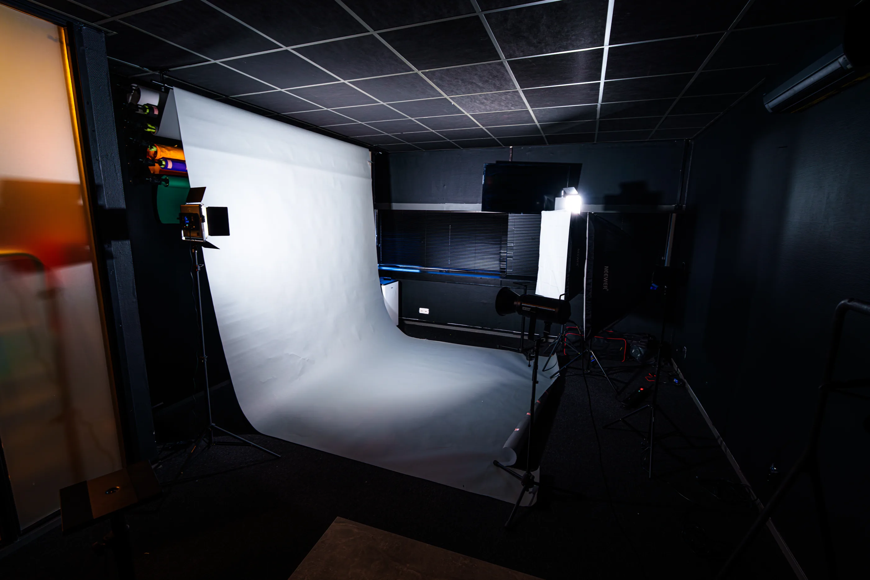Fotostudio met witte achtergrondrol, LED-paneel en softboxen