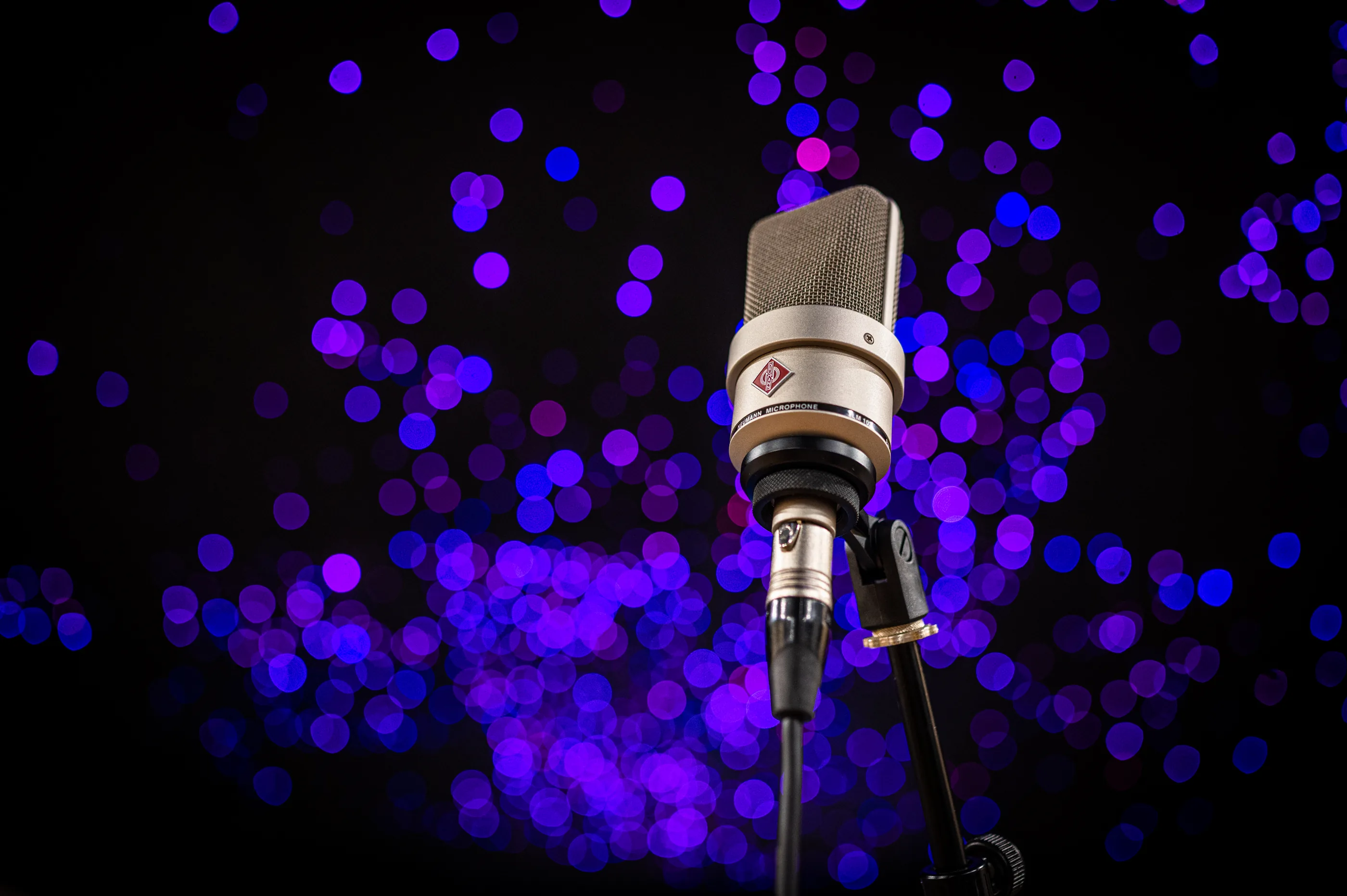 Neumann TLM103 met lichtbokeh op de achtergrond