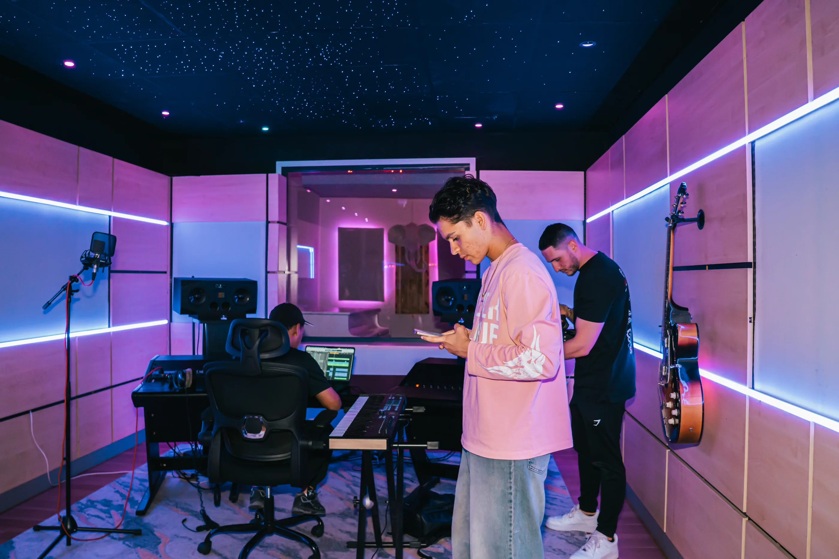 Sessie in Studio 1 met drie makers aan de desk