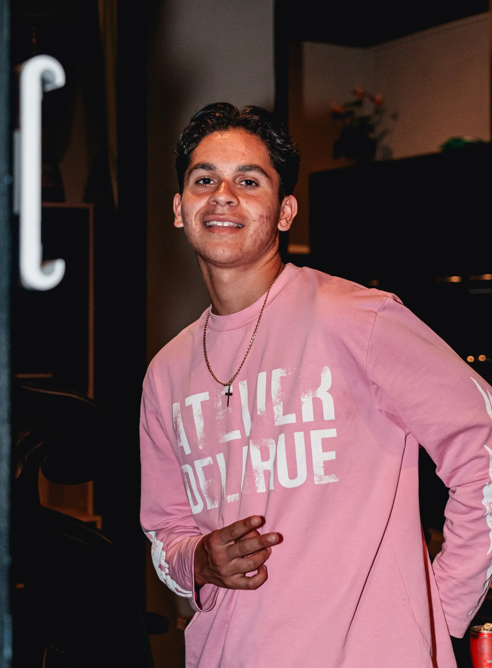 Lachende artiest in roze trui