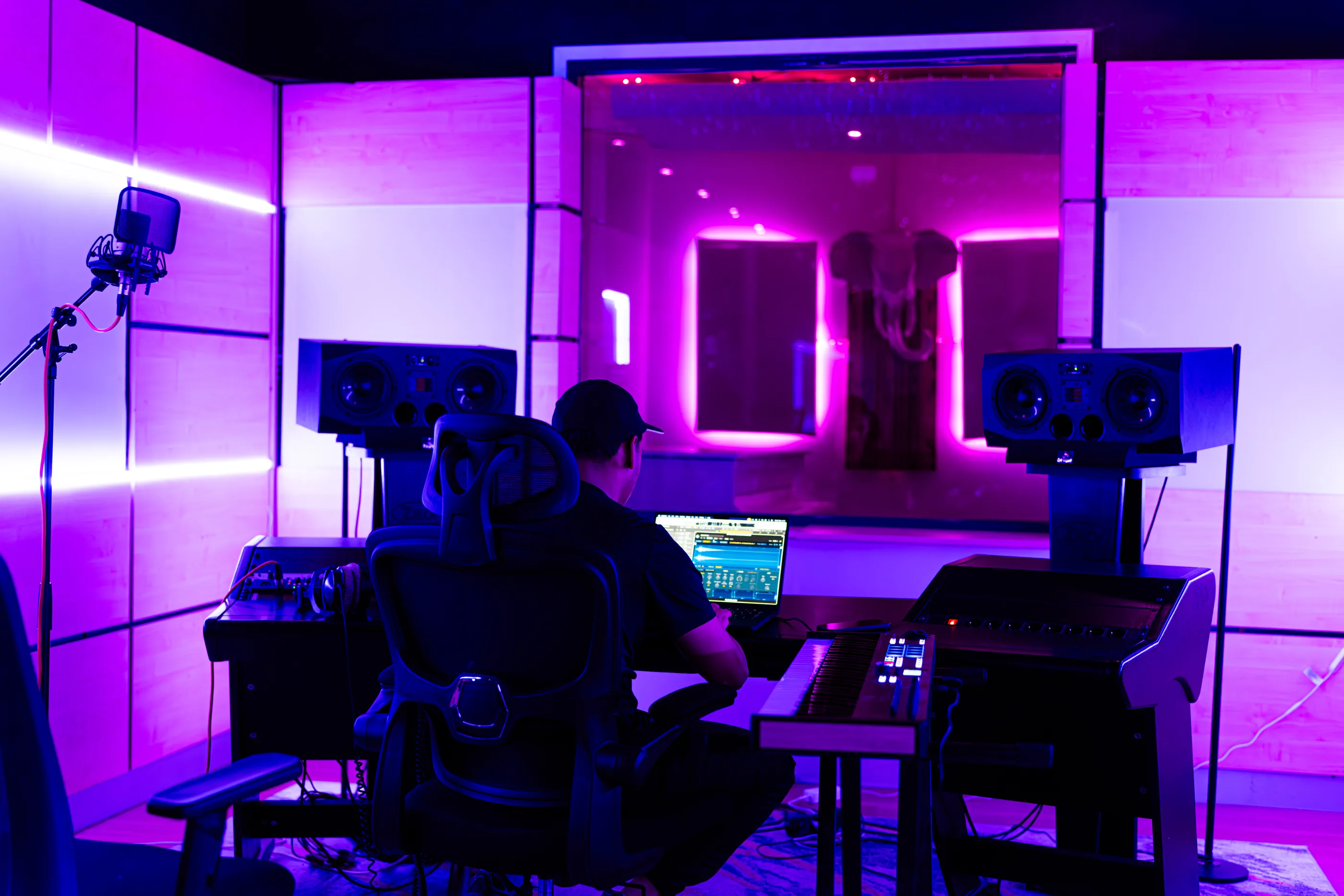 Producer achter de desk in Studio 1